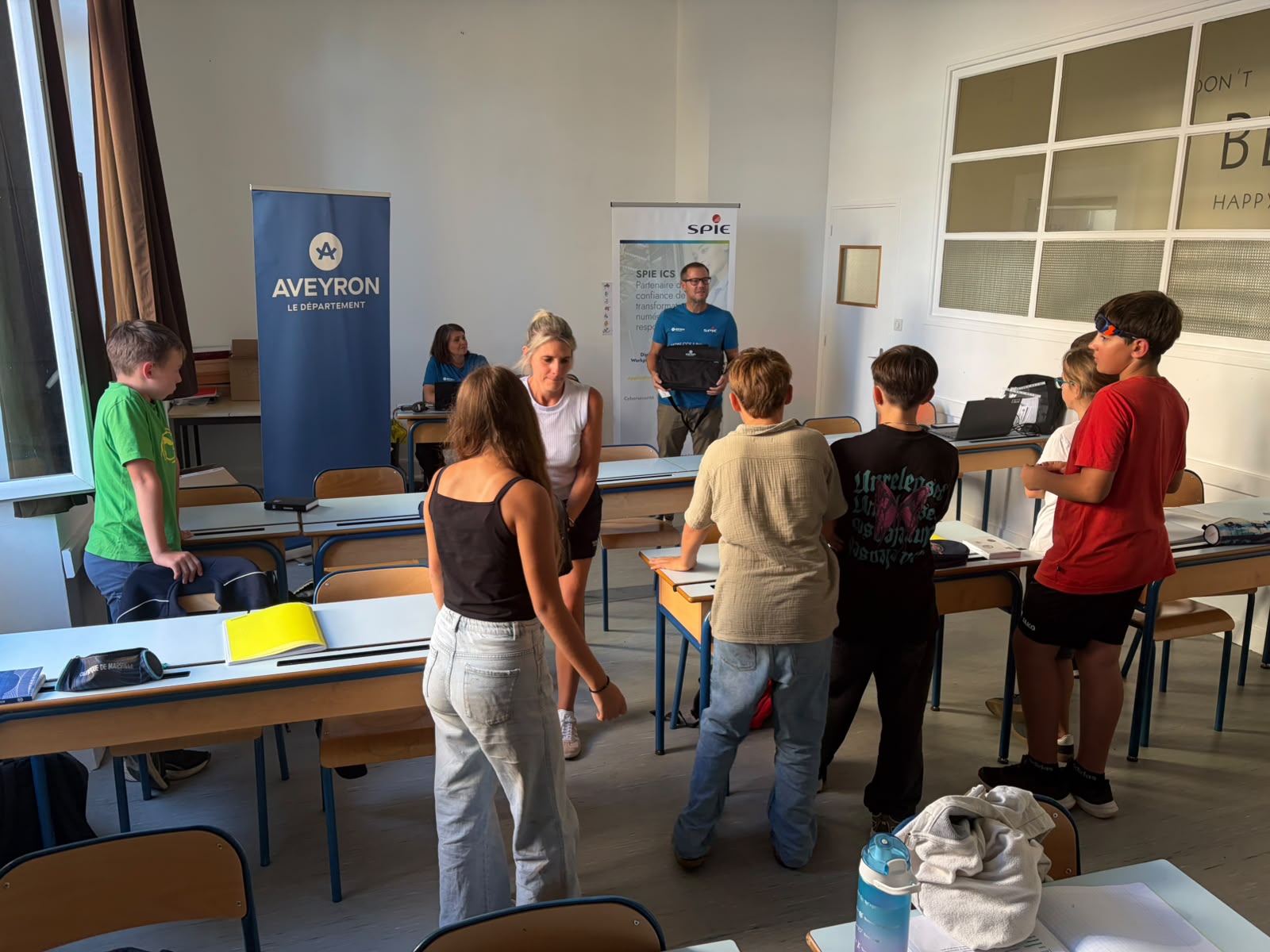 Les élèves de 5e reçoivent leur ordinateur du Département de l’Aveyron